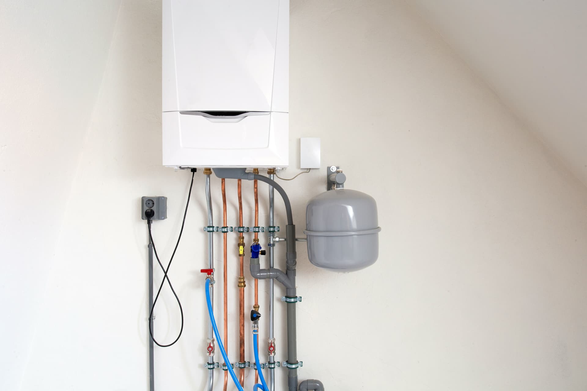 Tank vs. Tankless Water Heaters: The Complete Guide for Lubbock Homeowners image